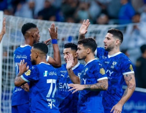 رسميا ... الكشف عن طاقم تحكيم مباراة الهلال والاستقلال