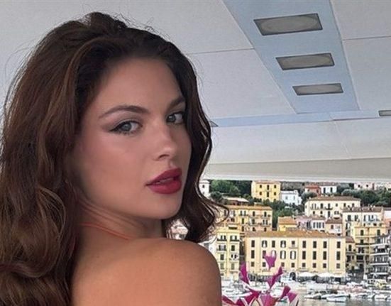 برفقة والدتها… مايا رعيدي تستمتع بفصل الخريف في شوارع لندن (فيديو)