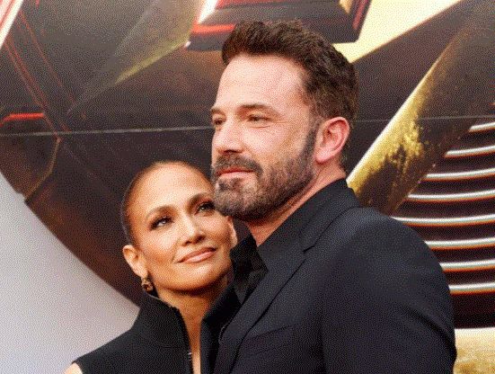 مصدر مقرّب من جنيفر لوبيز يكشف المستور: “مهووسة ببن أفليك”!