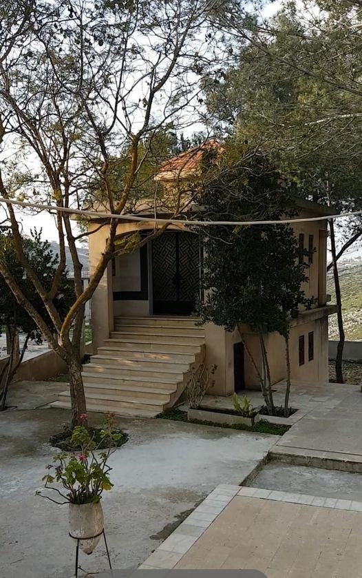 بالصور: “الإيدين السودا فجّرت الضريح”.. فنانة لبنانية تستذكر والديها بـ”صورة”