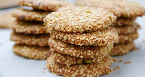 بمناسبة العودة إلى المدارس .. إليك أفضل طريقة عمل بسكويت بالسمسم في البيت جاهز للإفطار