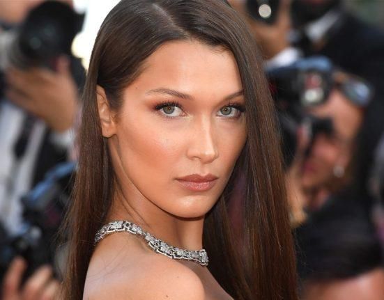 بتوقيع مصمم لبناني.. عارضة الأزياء الشهيرة من أصل فلسطيني بيلا حديد تتألق في دبي (فيديو)