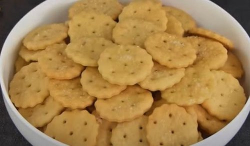 هتعمليه كل يوم …. بدون بيض وبدون فرن اعملي بسكويت الطاسة السريع في 10 دقائق