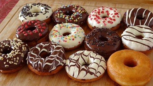 طريقة عمل دونات الشوكولاتة اللذيذ بمقادير اقتصادية أحلى من الجاهز