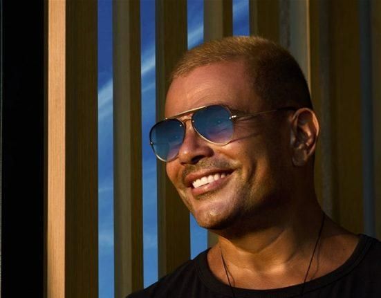 عمرو دياب يواصل تحضير مفاجآت ألبومه الجديد