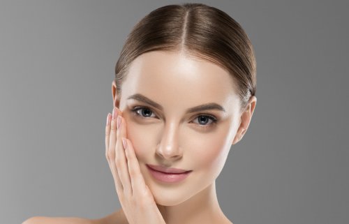 “لبشرة كالأطفال” اعملى ماسك الكركديه والنشا لتفتيح البشرة وتوحيد لونها نتائج مبهرة ومن اول مرة