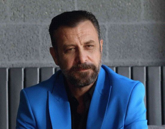 بالفيديو.. نجات إشلر نجم مسلسل “العائلة” يحدث ضحة بعد ضربه نادلا