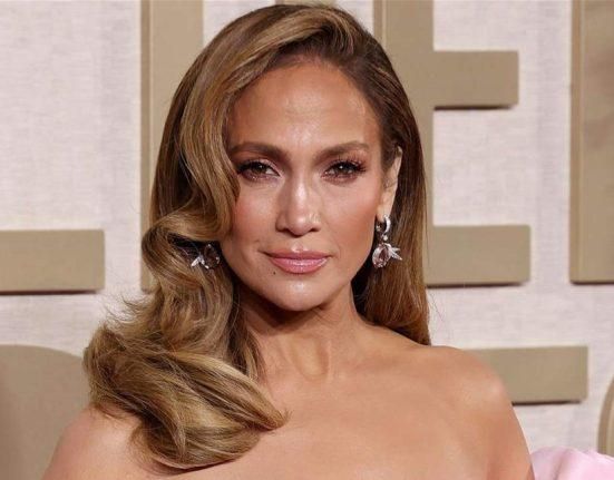 بالصور: ابنة الـ 55 عاما بإطلالة جريئة من توقيع مصمم لبناني.. شاهدوا كيف بدت جنيفر لوبيز