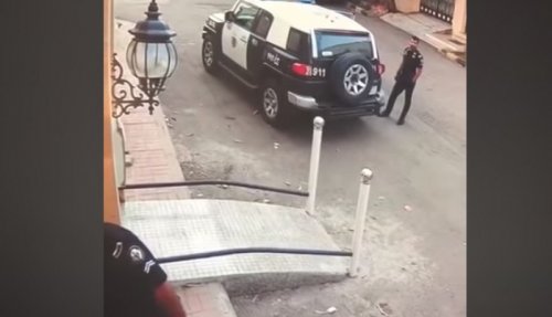 شاهد : لحظة القبض على مواطن ومقيمين يمنيين بالجرم المشهود لحظة تسليمهم أكثر من مليون ريال مقابل إدخال حاوية تبغ من ميناء جدة