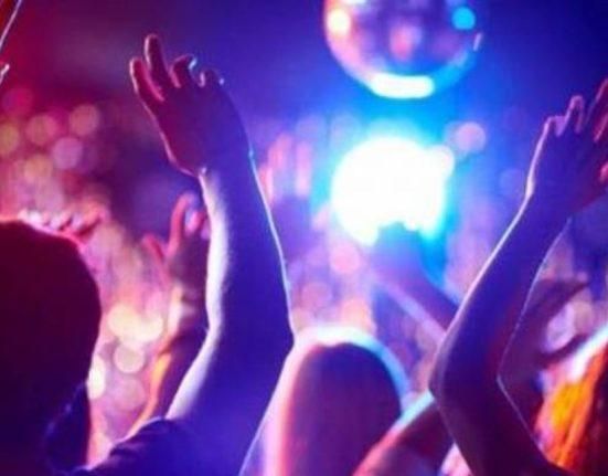 بفستان مُثير جداً.. فنانة تعلن عن افتتاحها كازينو للرقص الشرقي في أحد المحلات (فيديو)