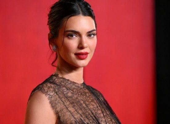 بالصور: جلسة تصوير جريئة جداً لـ كيندال جينر.. ظهرت من دون أي ملابس