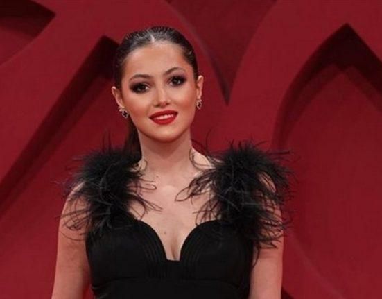 رقصتا بحماسة.. ابنتا عاصي الحلاني تستمتعان بوقتهما خلال عرض ايلي صعب في الرياض (صور)