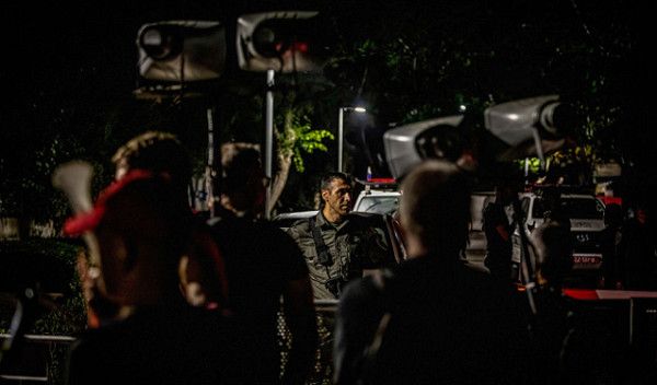 سقوط قنبلتين مضيئتين في ساحة منزل نتنياهو - موقع الخليج الان