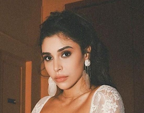 بفستان دانتيل شفاف.. ملكة جمال لبنان السابقة تُفاجئ الجمهور بإطلالة جريئة! (صور)