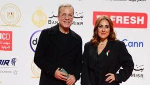 “التقطا الصور وهما ممسكان بأيديهما”.. ممثل شهير يحدث ضجة: هل عاد إلى طليقته؟