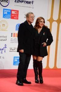 “التقطا الصور وهما ممسكان بأيديهما”.. ممثل شهير يحدث ضجة: هل عاد إلى طليقته؟