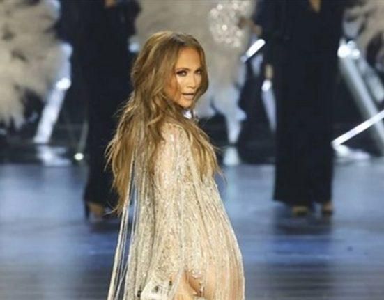 بعد إطلالاتها الجريئة في الرياض.. جنيفر لوبيز تتألق بفستان من توقيع مصمم لبناني (فيديو)