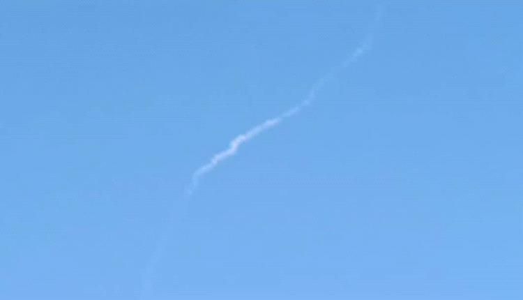 الضالع ناشطون بمديرية الازارق يوثقون لحظة عبور صاروخ في سماء الازارق