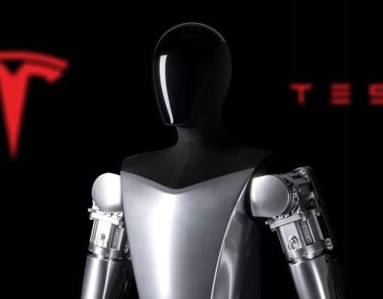 “أصبح صديقها”: نجمة شهيرة تشتري روبوت تسلا الجديد.. إليكم سعره (فيديو)