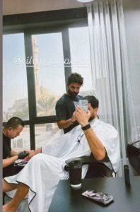 أطل من داخل صالون التجميل وهو يُقلم أظافره.. ممثل سوري شهير يُثير الجدل! (فيديو)