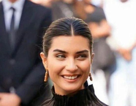 فستان أسود وعقد ألماس.. ممثلة تركية شهيرة تطل من الرياض: أنا مندهشة للغاية (فيديو)