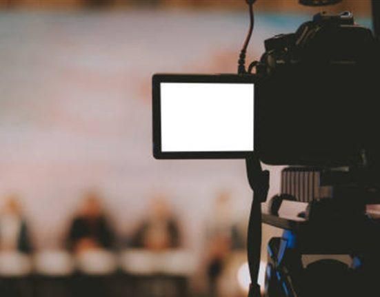 دولارات ومجوهرات.. إعلامية شهيرة تتعرّض للسرقة داخل منزلها