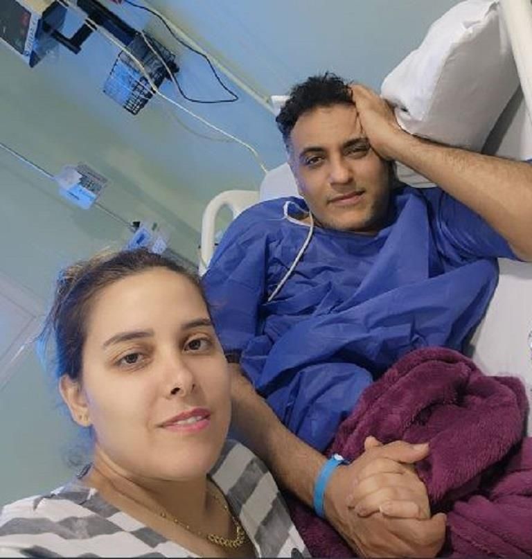 بالصورة: خضع لعملية جراحية عاجلة في تموز الماضي.. وفاة فنان شهير بشكل مُفاجئ وتامر حسني حزين