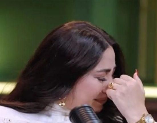 “زوجي دفعني للظهور بملابس شبه عارية”.. فنانة شهيرة تبكي: أجبرني على الغناء بعد الولادة بأيام قليلة (فيديو)