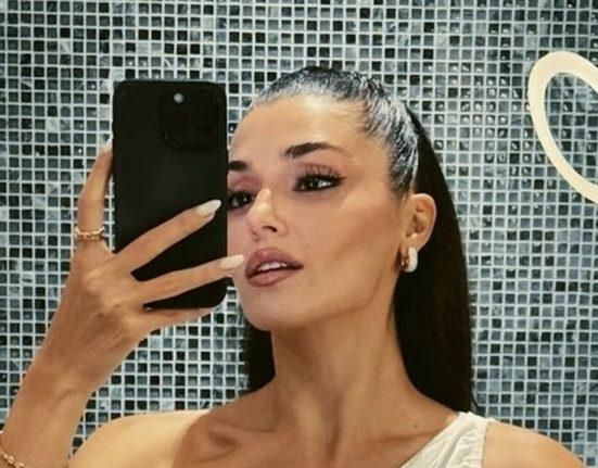 من أغنى العائلات.. النجمة التركية الشهيرة تحتفل بعيد ميلادها الـ 31 مع حبيبها بأجواء رومانسية في مصر (صور)