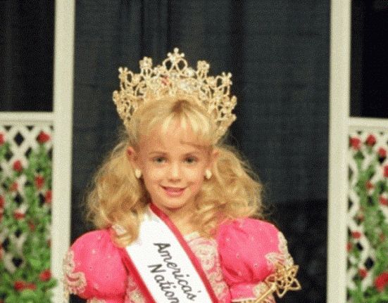 بعد عقود من قتل “أشهر طفلة ملكة جمال”… تصريح جديد لوالدها يعيد القضية الى الوجهة