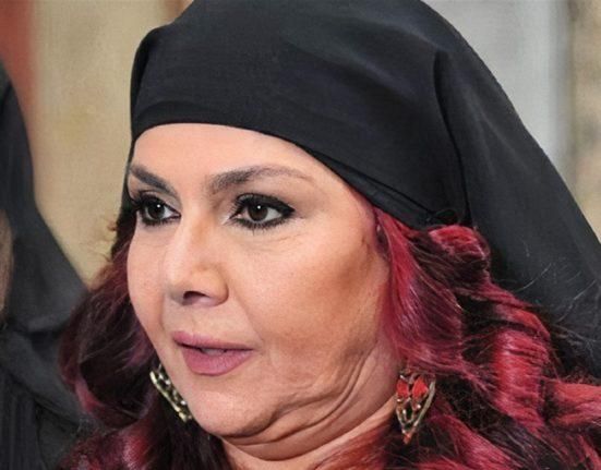 “ام عصام مبيني أزغر منن”.. نجمة “باب الحارة” الشهيرة تخطف الأنظار مع بناتها في دبي (صور)