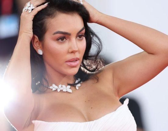 بالماء البارد والثلج.. سر جمال حبيبة رونالدو كُشف هذا ما تفعله يومياً! (فيديو)