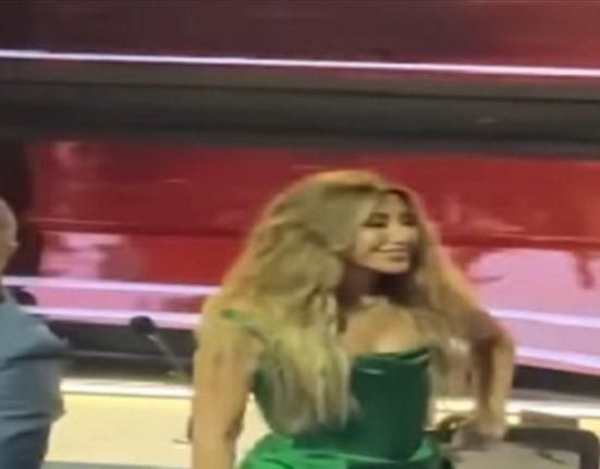 أثار الجدل… باسم يوسف قام بحركات غريبة خلف نجوى كرم شاهدوا ما فعله (فيديو)