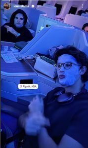 يضع قناعا على وجهه.. ابن راغب علامة يُثير الجدل بتصرفاته داخل الطائرة (صورة)