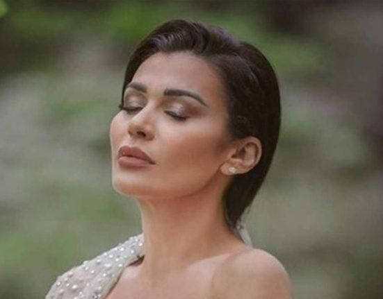 تعافت من وعكة صحية.. فيديو مؤثر لنادين الراسي مع والدتها بعد تعرّض سيارتها لرصاص طائش