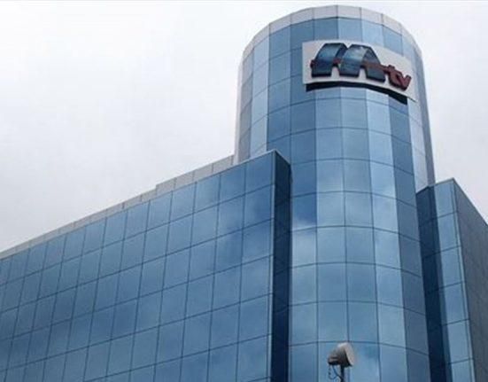 بفستان باللون البرتقالي.. مذيعة أخبار الـ mtv بإطلالة لافتة شاهدوا كيف بدت (صور)