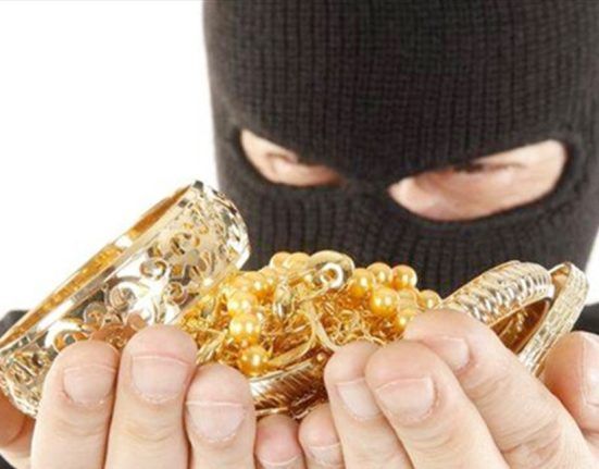 زوجة فنان شهير تتعرّض للسرقة بشكلٍ مخيف.. هذا ما حصل معها