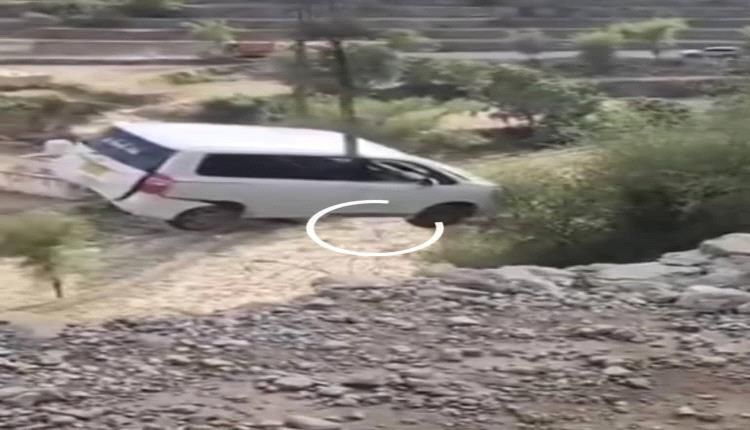 إنزلاق حافلة لنقل الركاب في طريق نقيل حيفان جنوبي تعز