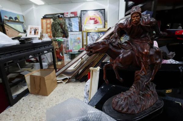 بالصور: آخر ما تركه الرئيس السوري السابق بشار الأسد على مكتبه قبل المغادرة - موقع الخليج الان