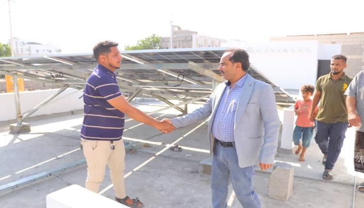 تواصل أعمال تركيب أنظمة الطاقة الشمسية بعدد من مدارس خورمكسر