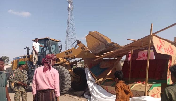 سلطة البريقة تزيل العوائق والتعديات على الشوارع والطرق