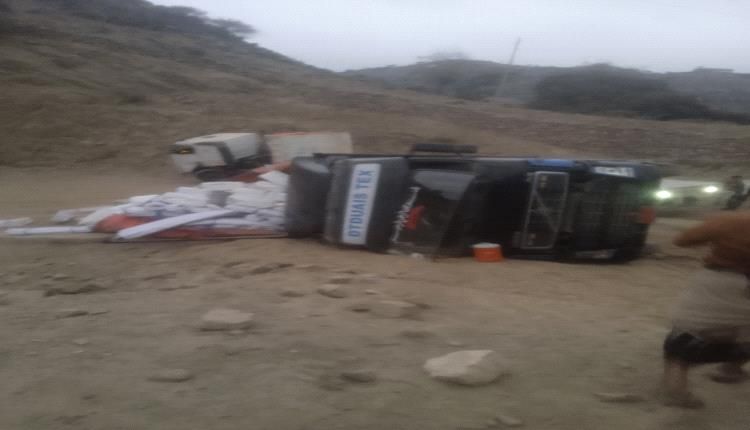 بالصور.. خسائر كبيرة وقطع الطريق الرئيس شمالي لحج اثر انقلاب شاحنة