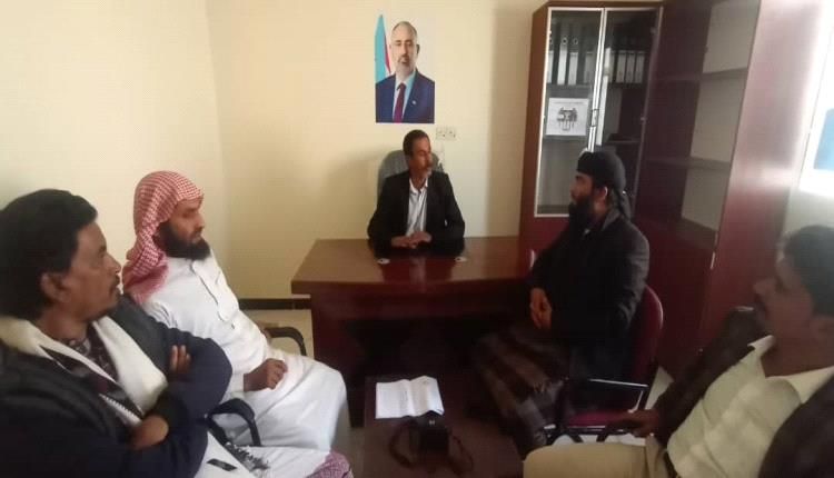 مدير الأوقاف والإرشاد بعتق يلتقي رئيس المجلس الانتقالي بمقر المجلس بعتق