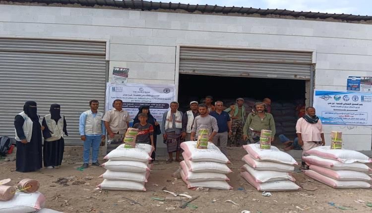 لحج.. توزيع الاعلاف المركزة والمكعبات الملحية لكبار مربيي الثروة الحيوانية