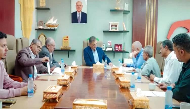 محافظ عدن يناقش خطة تطوير مكاتب الصحة وإدارة النفايات الطبية بشكل آمن