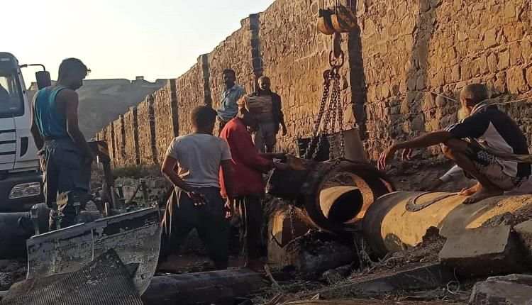 العمل على إصلاح كسر في خط مياه رئيسي يمون أربع مديريات بعدن