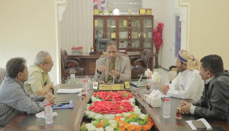 مناقشة تحديات مؤسسة المياه والصرف الصحي بالمهرة