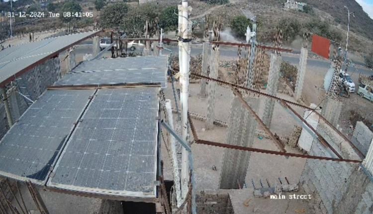 كاميرا مراقبة توثق لحظة اصطدام سيارة مسرعة بسيارة أكاديمي بكلية المجتمع في الضالع