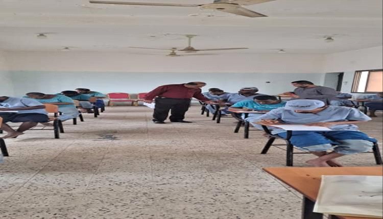 عدن.. نزلاء السجن المركزي ينهون امتحانات الفصل الأول