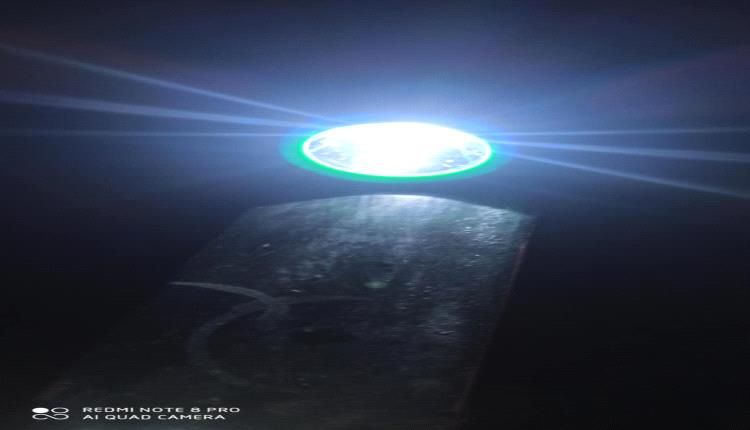 بعد انقطاع الكهرباء.. الكشافات اليدوية بلحج وسيلة الاهالي للتحايل على الظلام